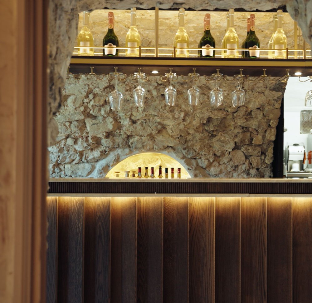 bancone-bar-su-misura Progetti contract sartoriali: Bressano Mobili, arredamento artigianale total custom.