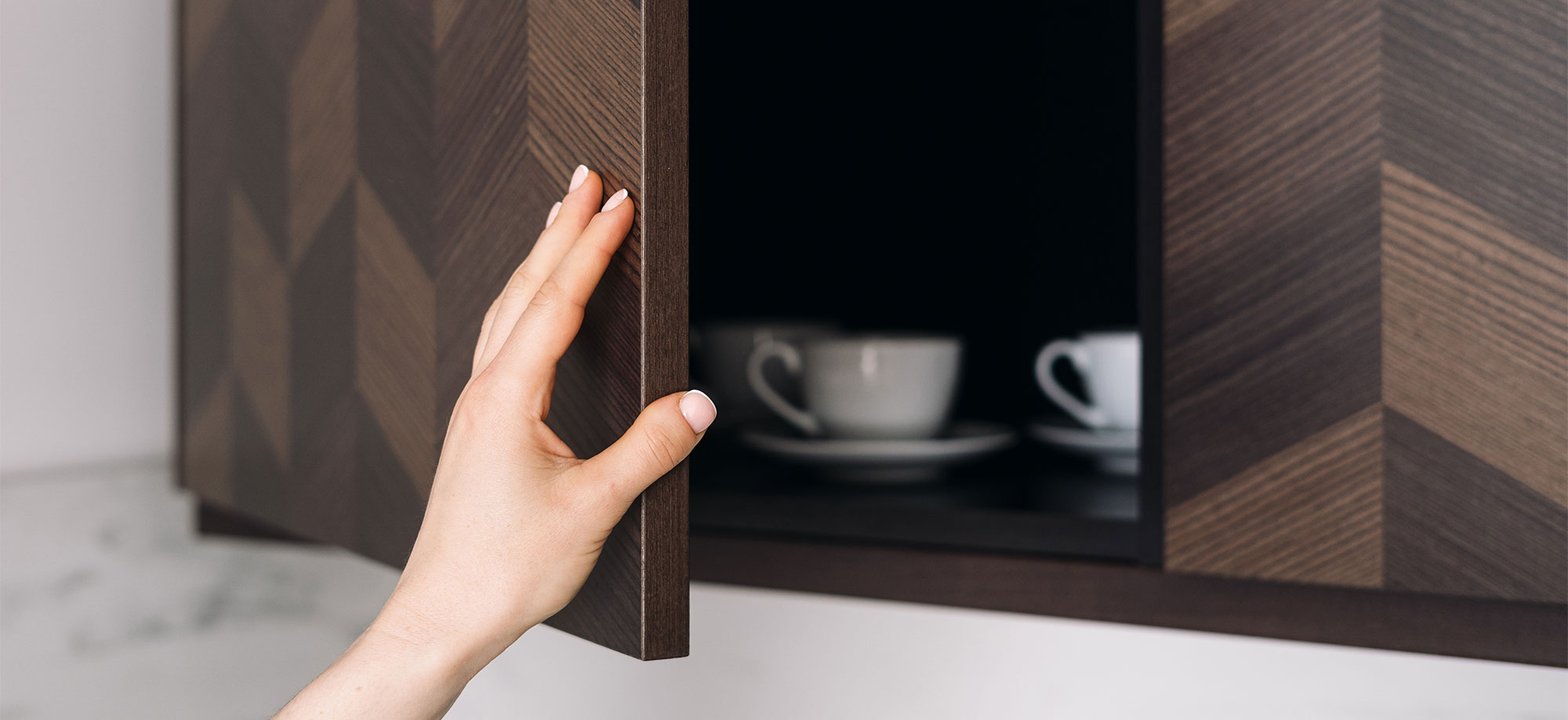 ante-cucina Oggi scopriamo insieme i segreti delle ante in legno: tipologie, cerniere e montaggio. Entra nel laboratorio Bressano, dove da oltre 90 anni esperti falegnami danno forma ad arredi di qualità.