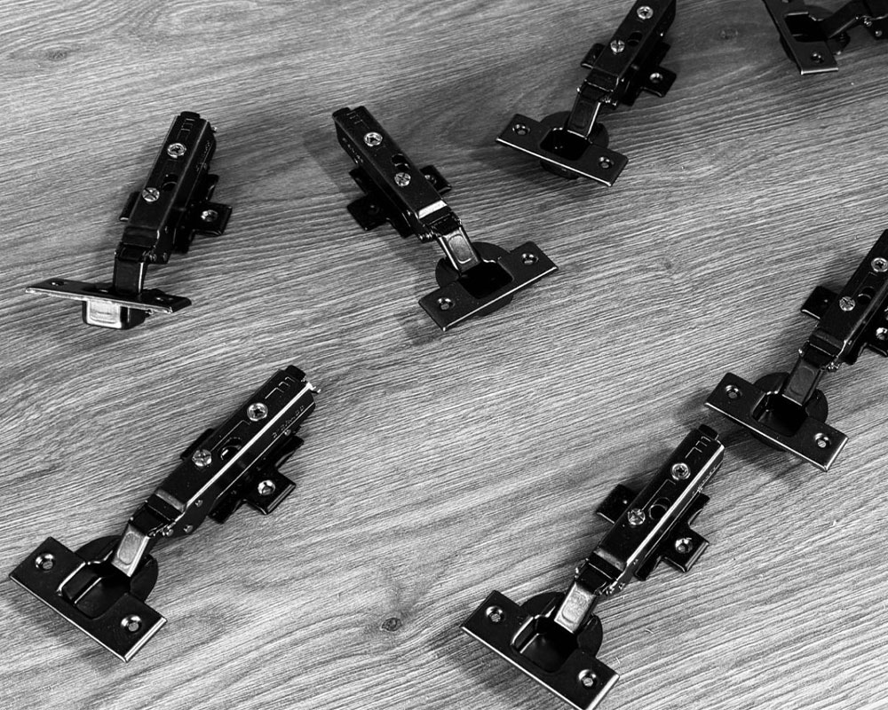 ante-in-legno Oggi scopriamo insieme i segreti delle ante in legno: tipologie, cerniere e montaggio. Entra nel laboratorio Bressano, dove da oltre 90 anni esperti falegnami danno forma ad arredi di qualità.