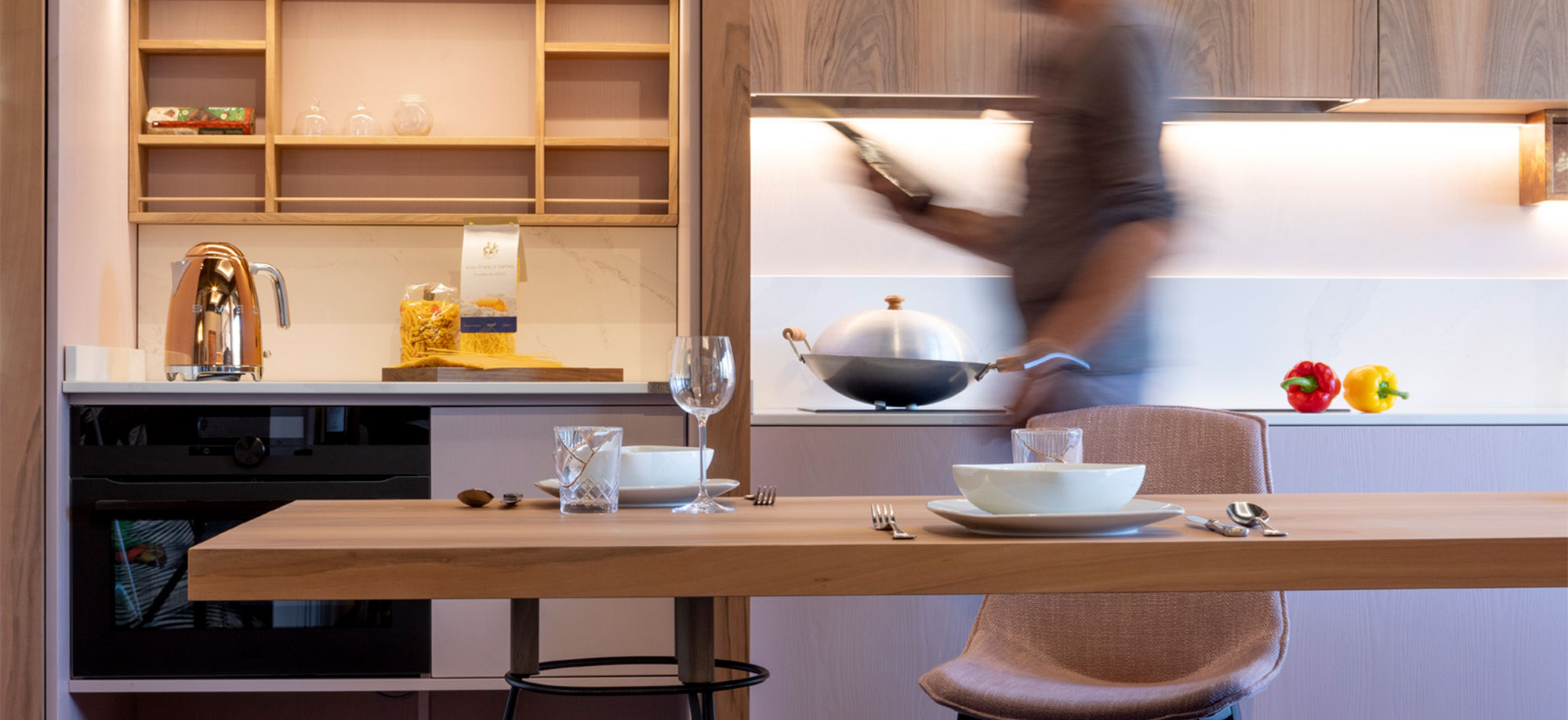 cucina-su-misura-desktop Se la tua nuova cucina su misura sembra non avere sufficiente spazio per una cena formale, con i nostri consigli potrai gestirla in modo easy.