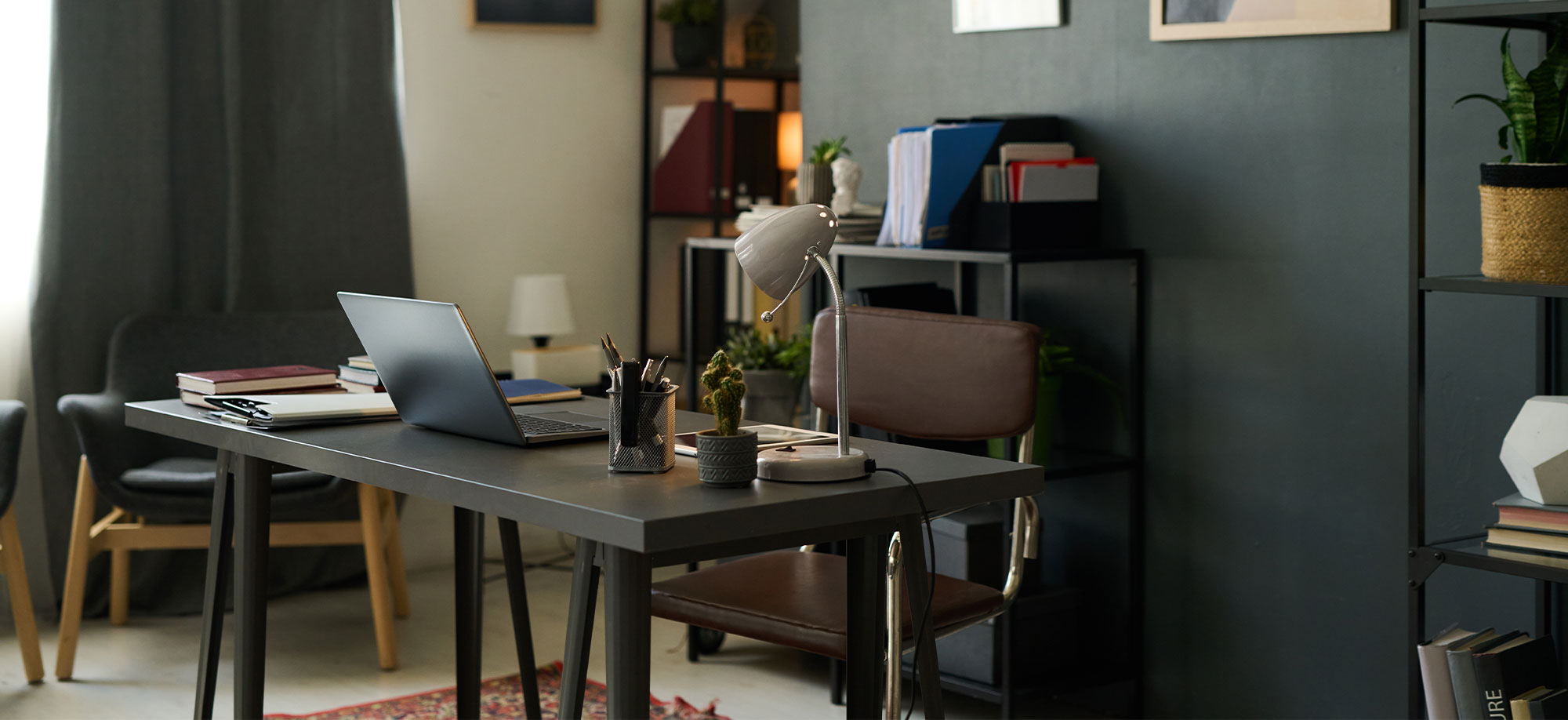 home-office-desktop Arredamento per smart working? Non tutti gli ambienti e non tutti gli arredi sono indicati. Scopri come progettare con Bressano lo spazio perfetto.