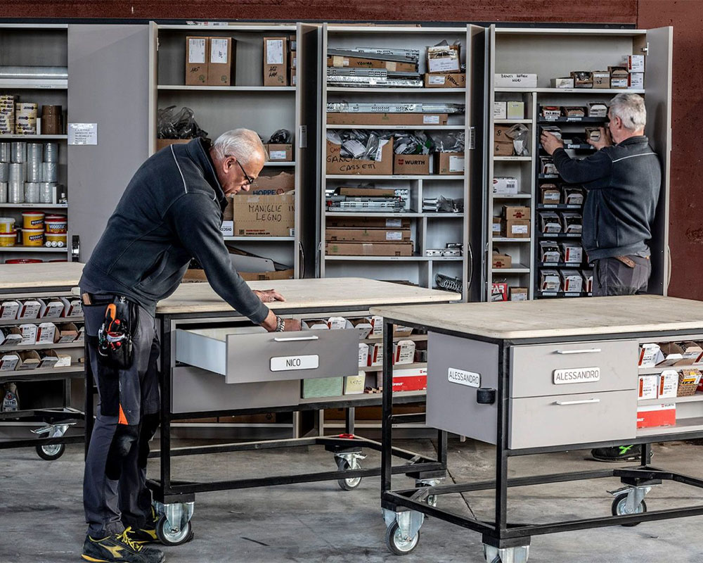 laboratorio-artigianale Oggi scopriamo insieme i segreti delle ante in legno: tipologie, cerniere e montaggio. Entra nel laboratorio Bressano, dove da oltre 90 anni esperti falegnami danno forma ad arredi di qualità.
