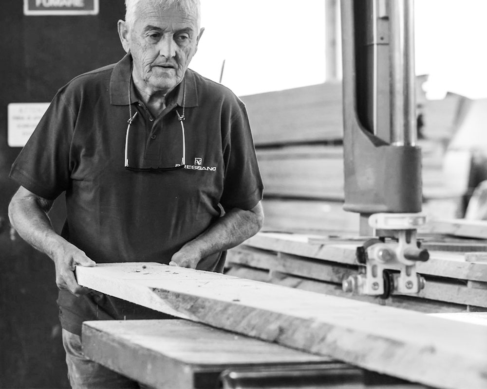 Marcangelo Bressano coltiva da sempre una grande passione: scolpire il legno. L'arte del lavorare il legno per Bressano Mobili