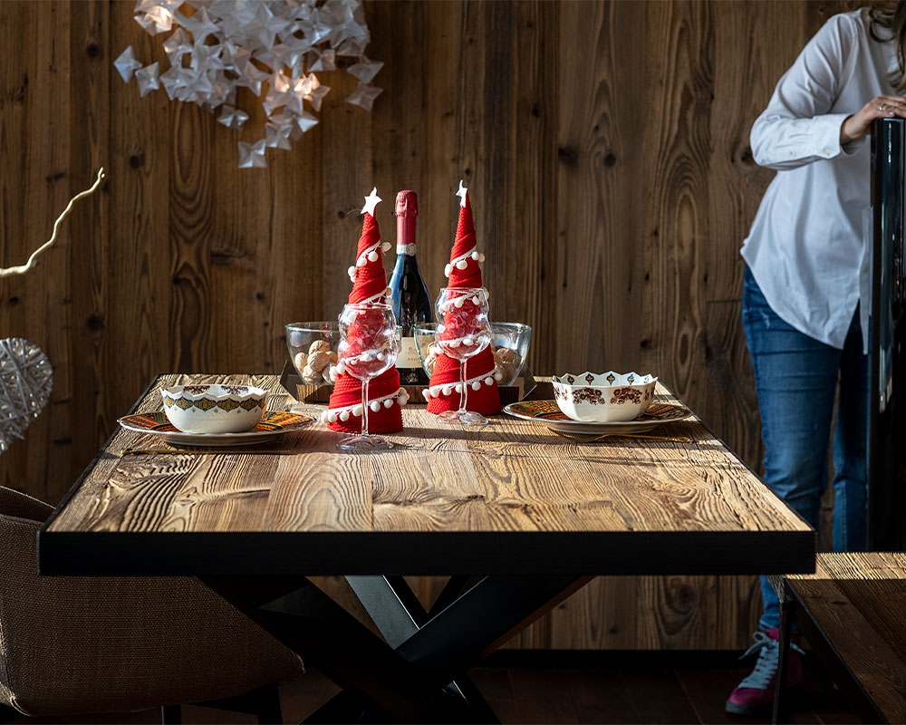 Gli ambienti domestici rifioriscono con le feste. Ecco alcuni consigli per valorizzare gli arredi a Natale con luci e colori.