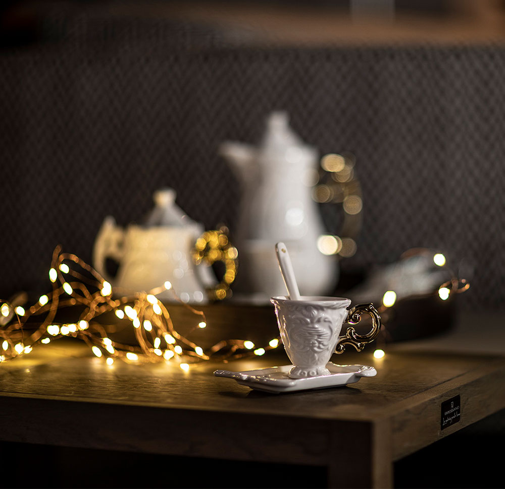 Gli ambienti domestici rifioriscono con le feste. Ecco alcuni consigli per valorizzare gli arredi a Natale con luci e colori.