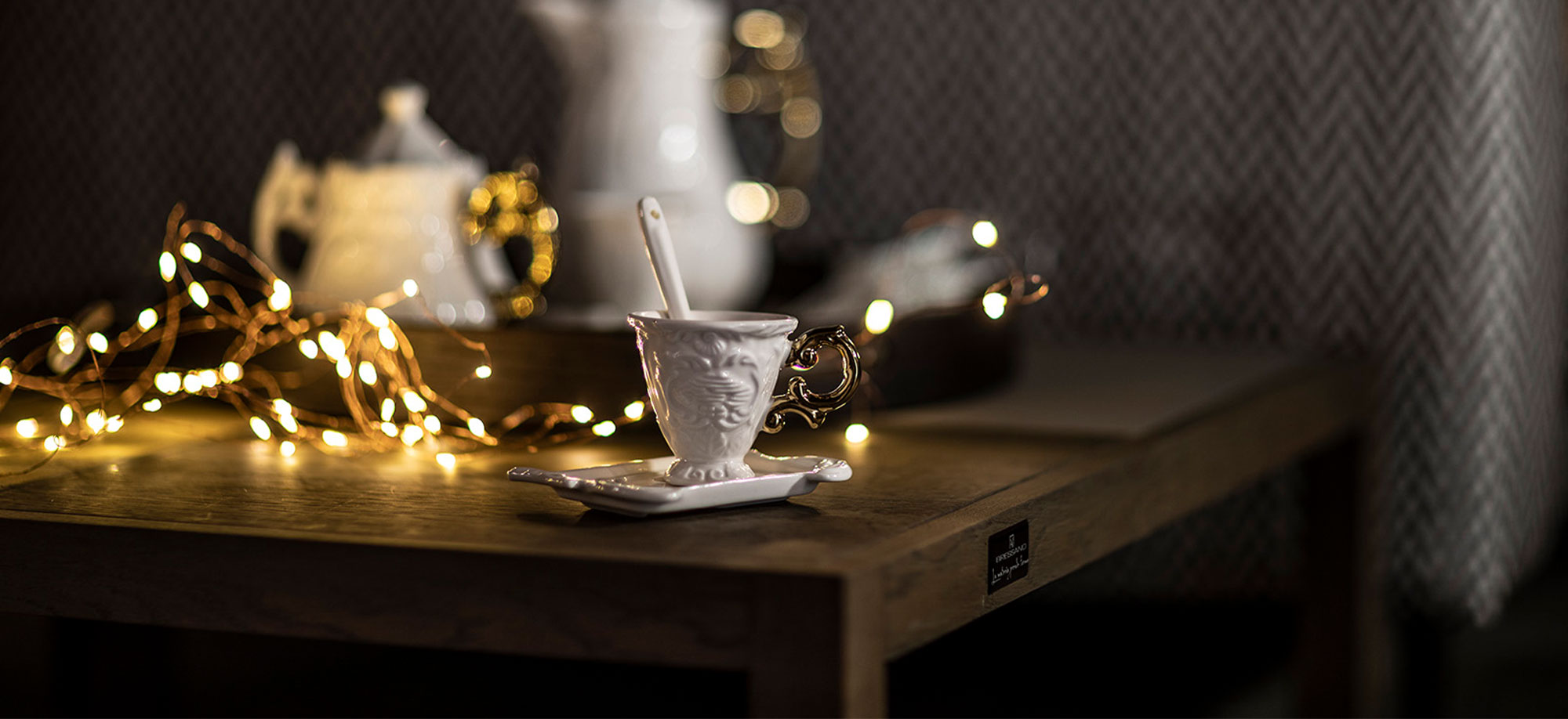 Gli ambienti domestici rifioriscono con le feste. Ecco alcuni consigli per valorizzare gli arredi a Natale con luci e colori.