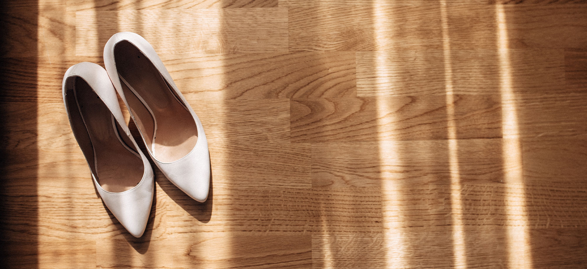 La questione è annosa: scarpiera, moda o necessità? Vediamo insieme vantaggi, svantaggi e soluzioni su misura per una scarpiera must have.